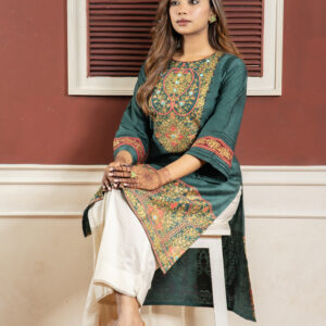 Kutaj "Rani" green kameez showing paisley yoke and arched gold hem border. Seated position.